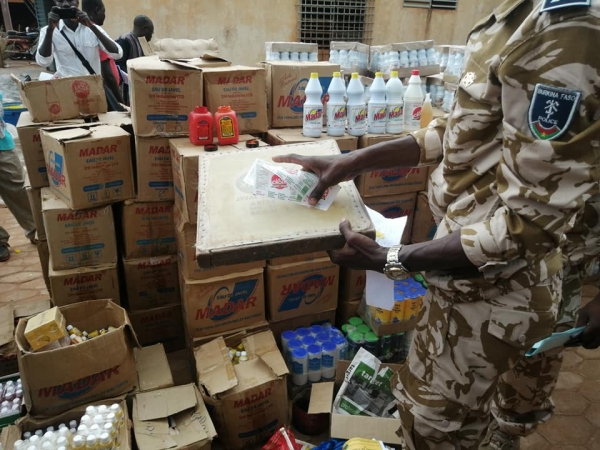 Burkina Faso : La Police nationale démantèle un réseau spécialisé dans la fabrication des produits contrefaits et impropres à la consommation.