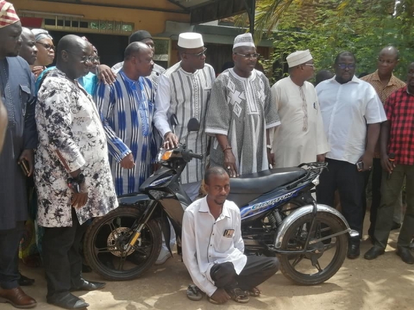 L&#039;Opposition politique offre un engin roulant à Cissé Hamadou, un citoyen qui a pris part à la Marche-meeting le 3 juillet dernier à Ouagadougou.