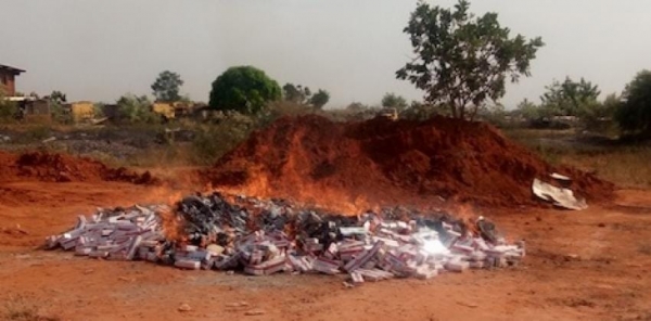 Bobo-dioulasso: 515 000 paquets de cigarettes issus de la contrebande brûlés.