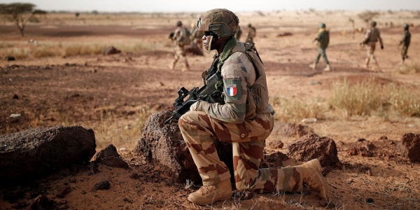 La France suspend ses opérations militaires conjointes au Mali